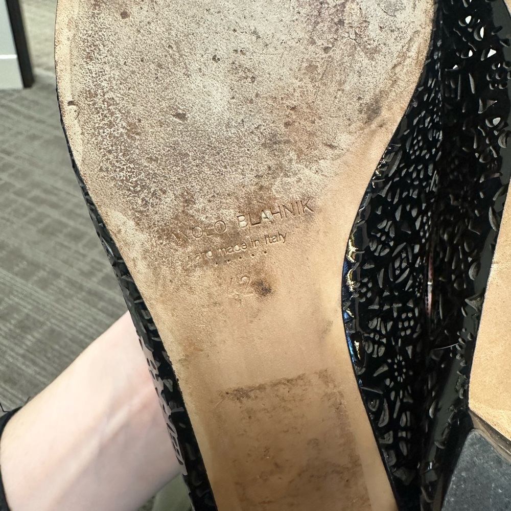 Manolo Blahnik laser-cut patent flats - Picture 5 of 10